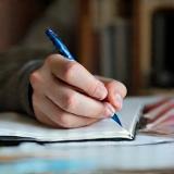 Étudiant avec cahier